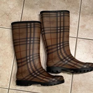 Burberry rain boots like new